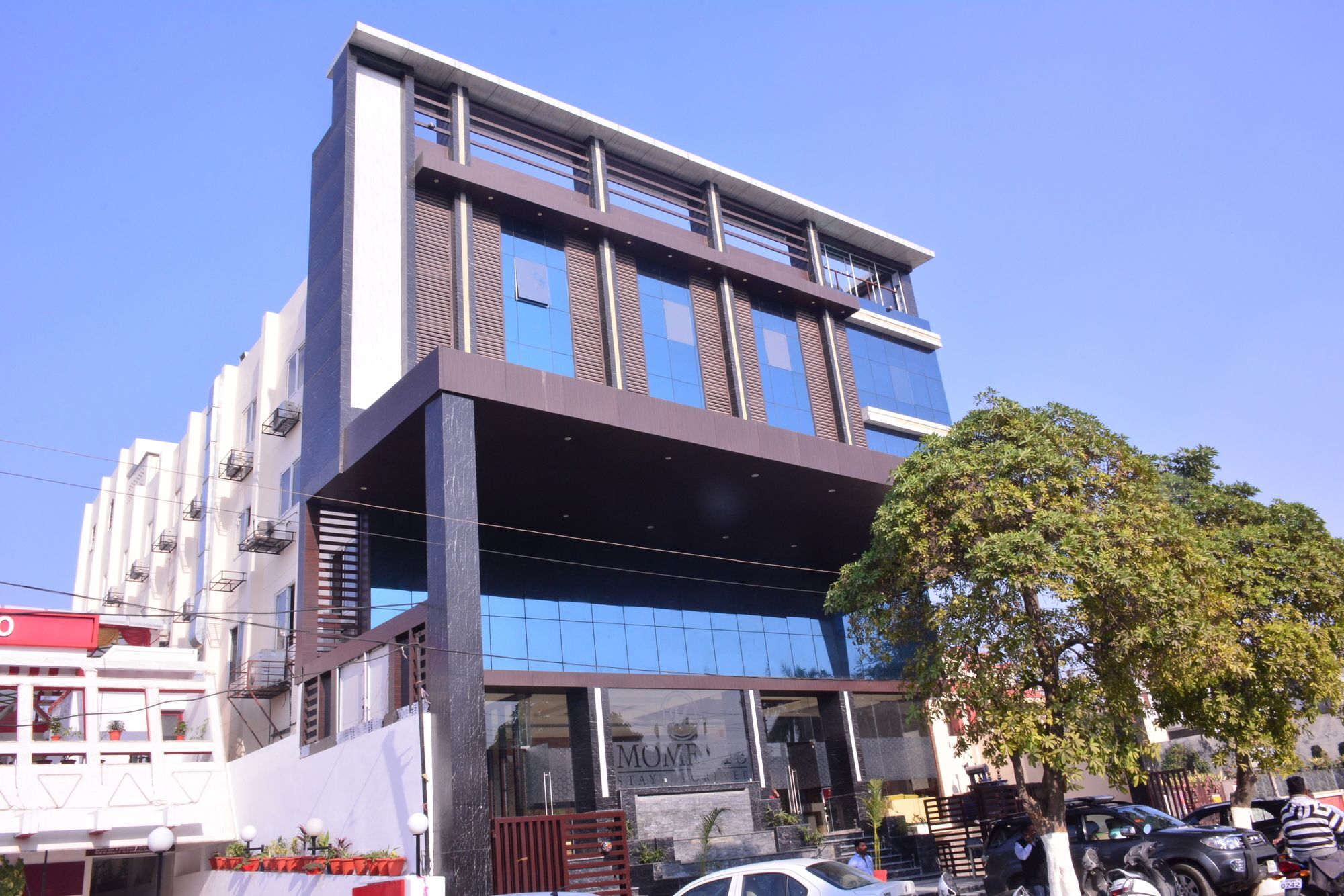 Moments Hotel Lucknow Ngoại thất bức ảnh