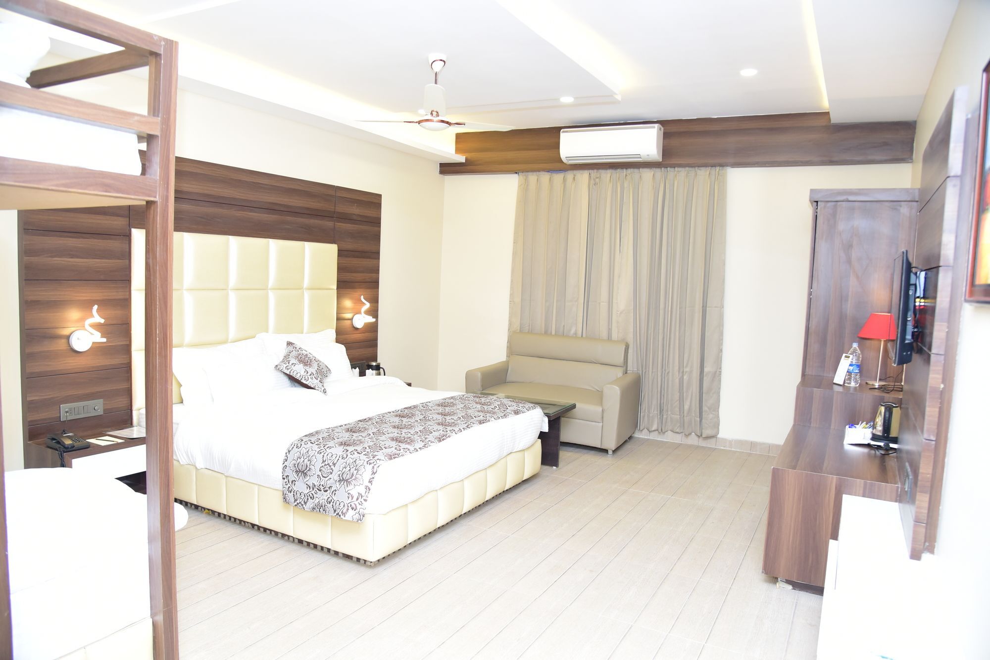 Moments Hotel Lucknow Ngoại thất bức ảnh
