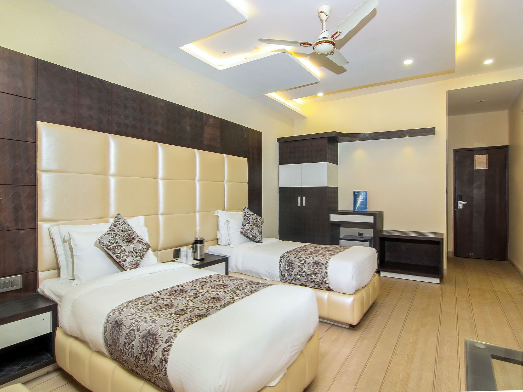 Moments Hotel Lucknow Ngoại thất bức ảnh